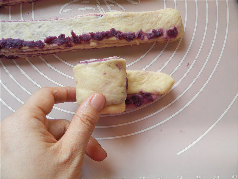 Purple Sweet Potato Rose bread making steps: 17